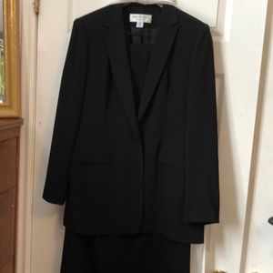 ⭐️Suit with long skirt